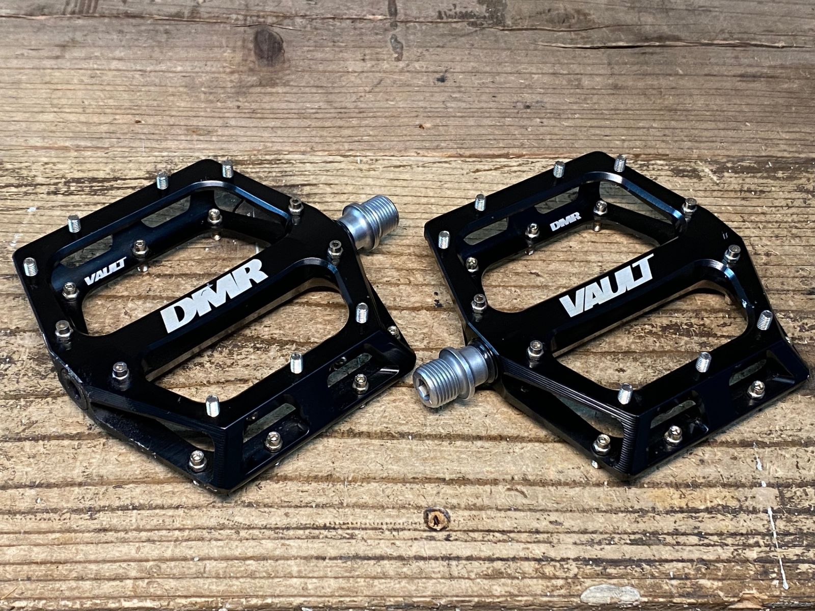 JJ158 DMR VAULT フラットペダル 黒