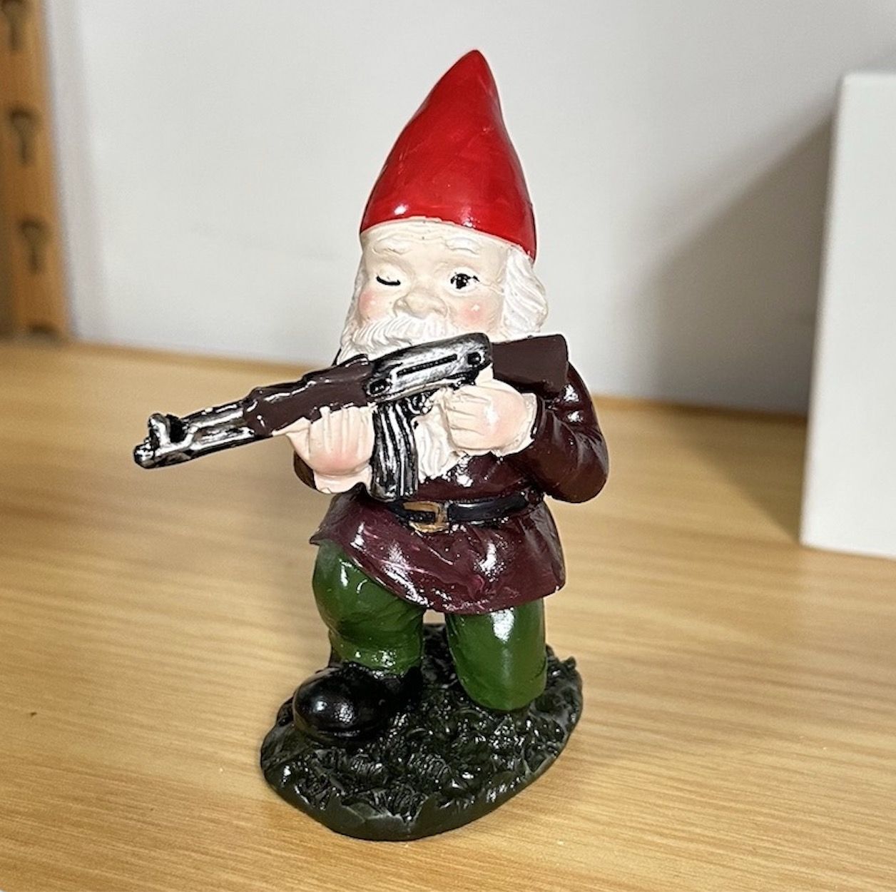新到着 小人 ミニチュア 兵士 置物 赤い帽子 コート 樹脂製 11cm オーナメント・オブジェ