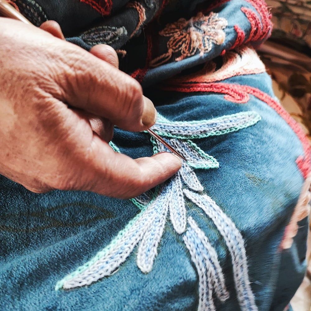 〔1m単位切り売り〕カシミールの職人手作り アーリ刺繍生地