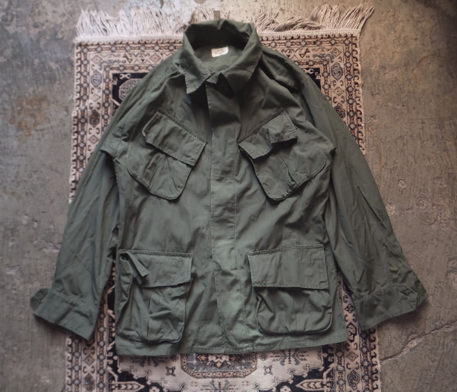 ミントコンディションUSARMYjunglefatigue jacketm/l 60s jungle fatigue jacket ミントコンディション - メルカリ