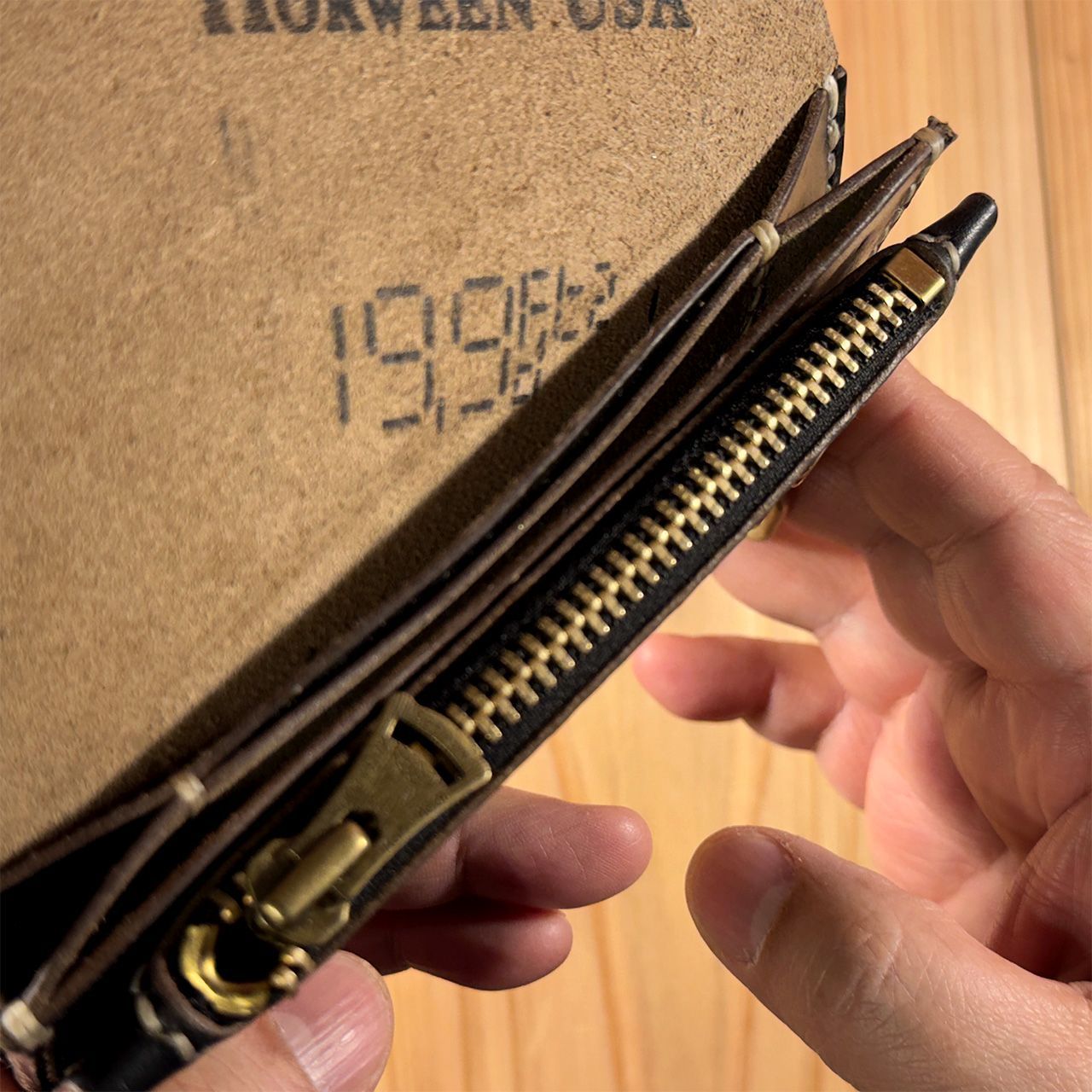 クロムエクセル・ブラック茶芯｜ミドルトラッカーウォレット – Horween