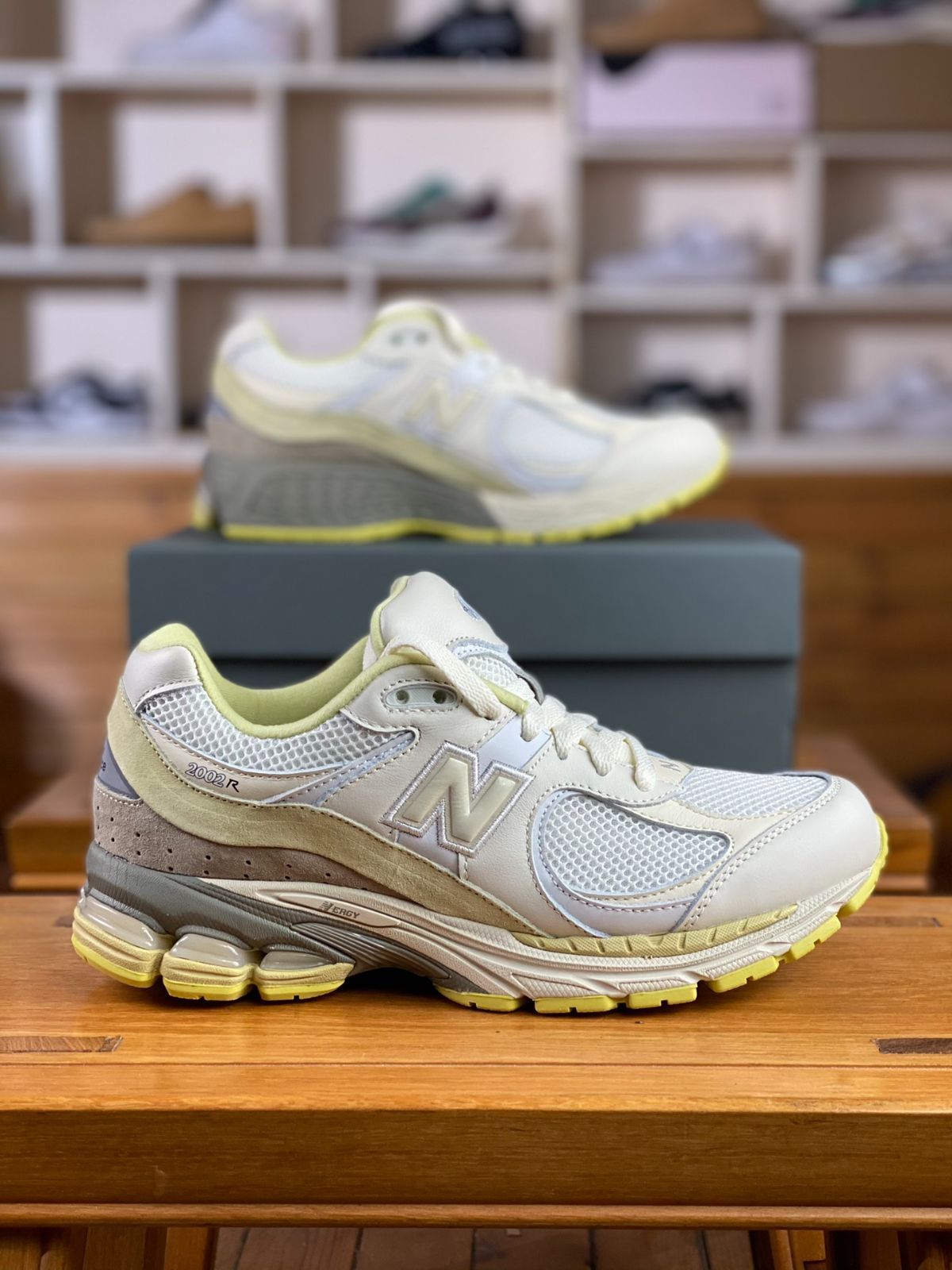 New Balance (ニューバランス) AURALEE 2002R White オーラリー ローカットスニーカー ホワイト M2002RA1 箱付  - メルカリ