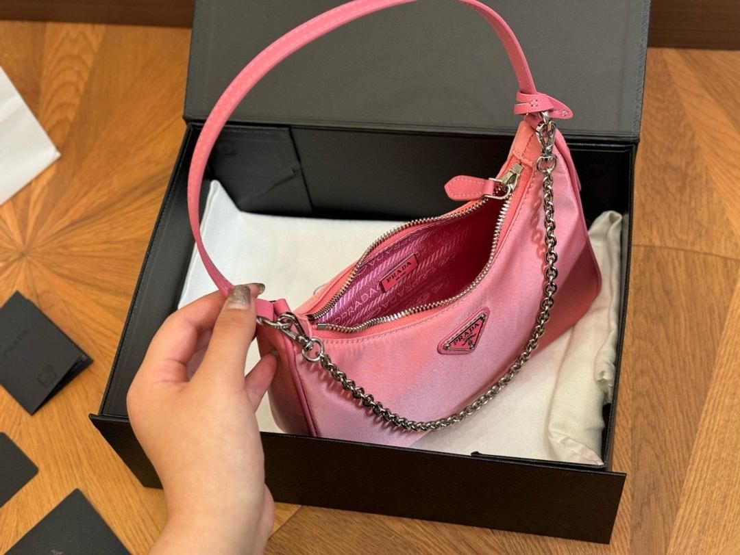 PRADAプラダのとてもスタイリッシュな女性用ショルダーバッグ