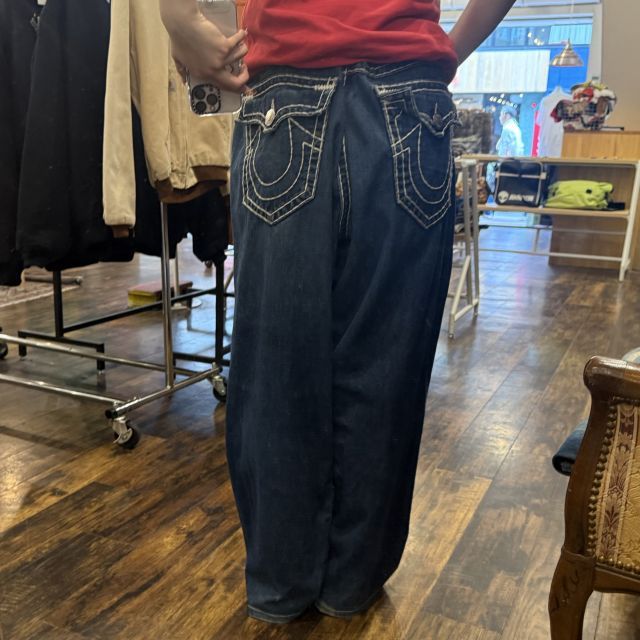 【美品】トゥルーレリジョンストレートデニム太ステッチ TRUE RELIGION / トゥルーレリジョン】太ステッチデニムパンツ