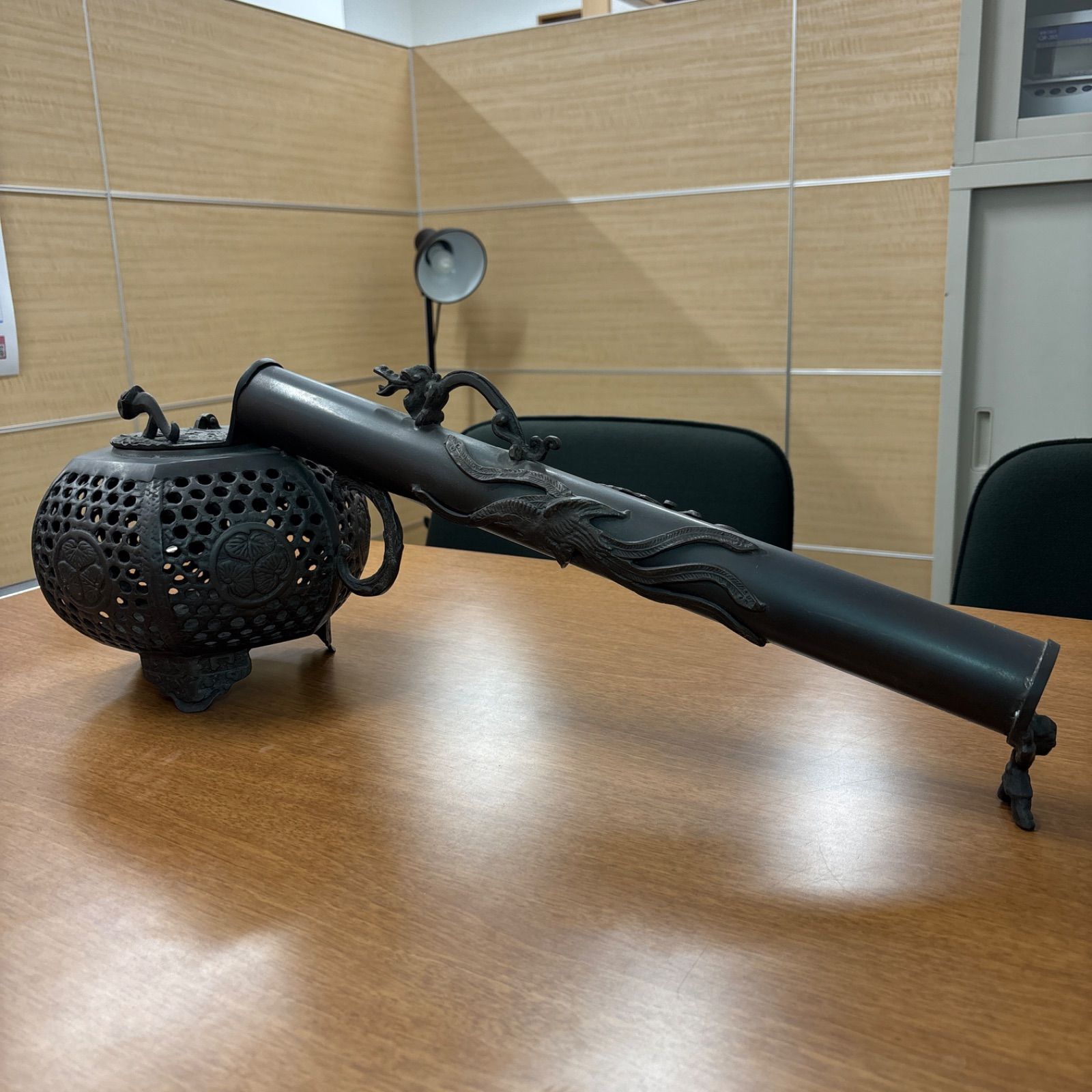 大明宣徳 矢立 香炉 金属 銅製⁇ 透かし 龍 三つ葉葵 工芸品 置物 レトロ 大明宣徳 矢立 香炉 レトロ 置物 - メルカリ