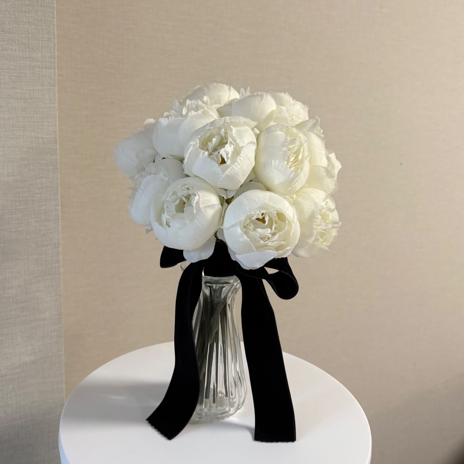 16. ブートニア付 白薔薇×ベルベットリボン ウェディングブーケ