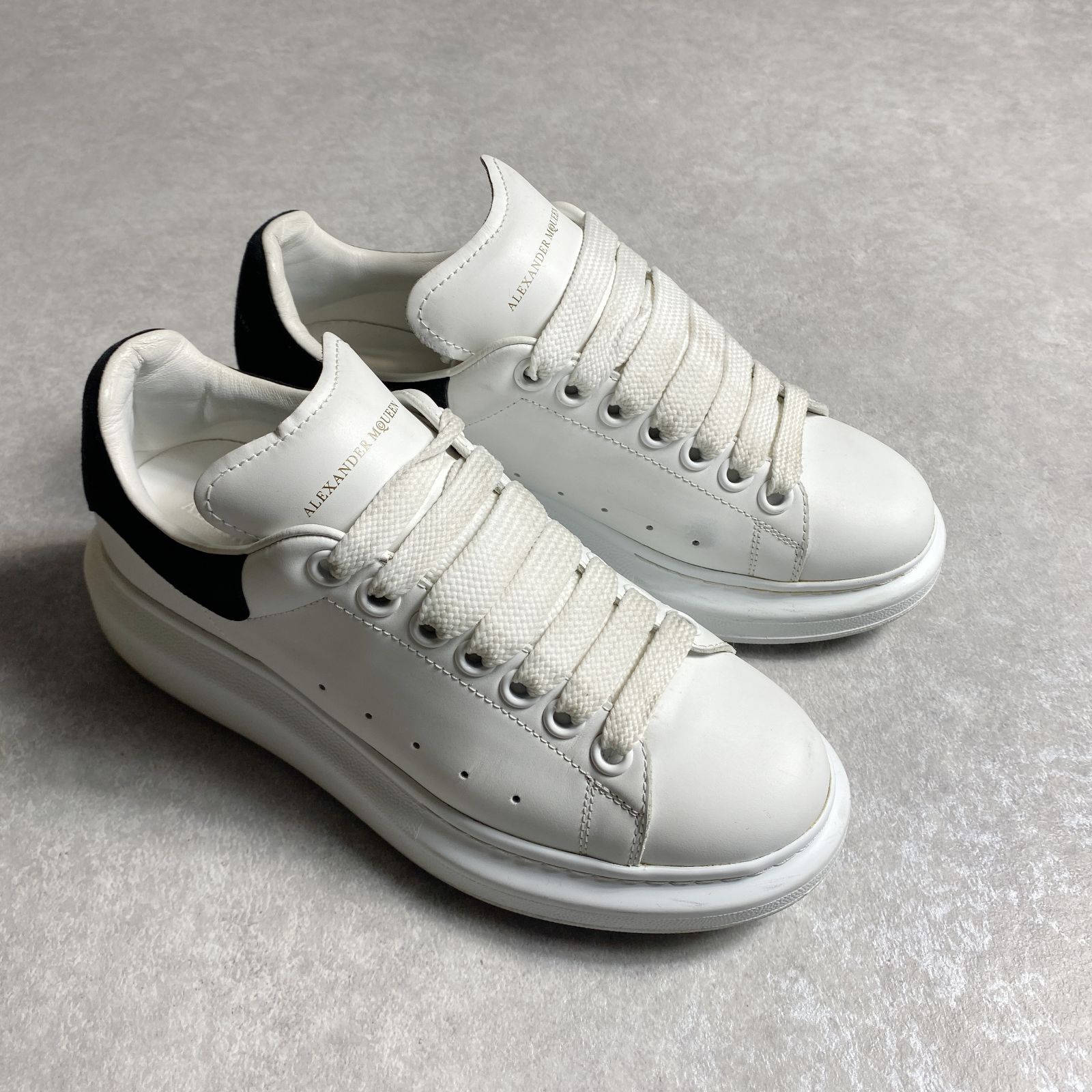 ☆定価81,400円/Alexander McQueen/カーフレザー レースアップ スニーカー /ホワイト×ブラック/size 37(24㎝)/ アレキサンダーマックイーン - メルカリ