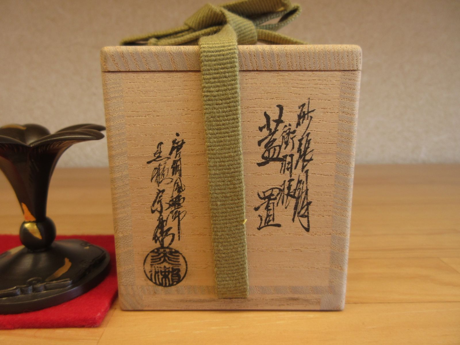 送料込【逢絢亭】茶道具 蓋置 唐銅 砂張 衝羽根の形 黒瀬宗康 共箱入り 逢絢亭】茶道具 蓋置 唐銅 砂張 衝羽根の形 黒瀬宗