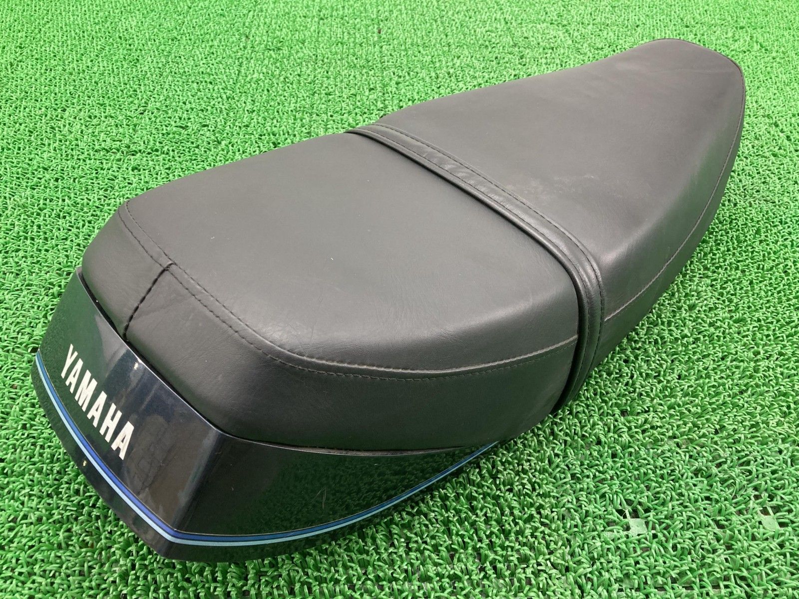 SR400 シート ヤマハ 純正 中古 バイク 部品 1JR-273*** 当時物 初期 割れ欠け無し そのまま使える カスタム素材に 車検 Genuine 56 SR400 シート ヤマハ 純正 バイク 部品 1JR-273*** 当時物 初期 割れ