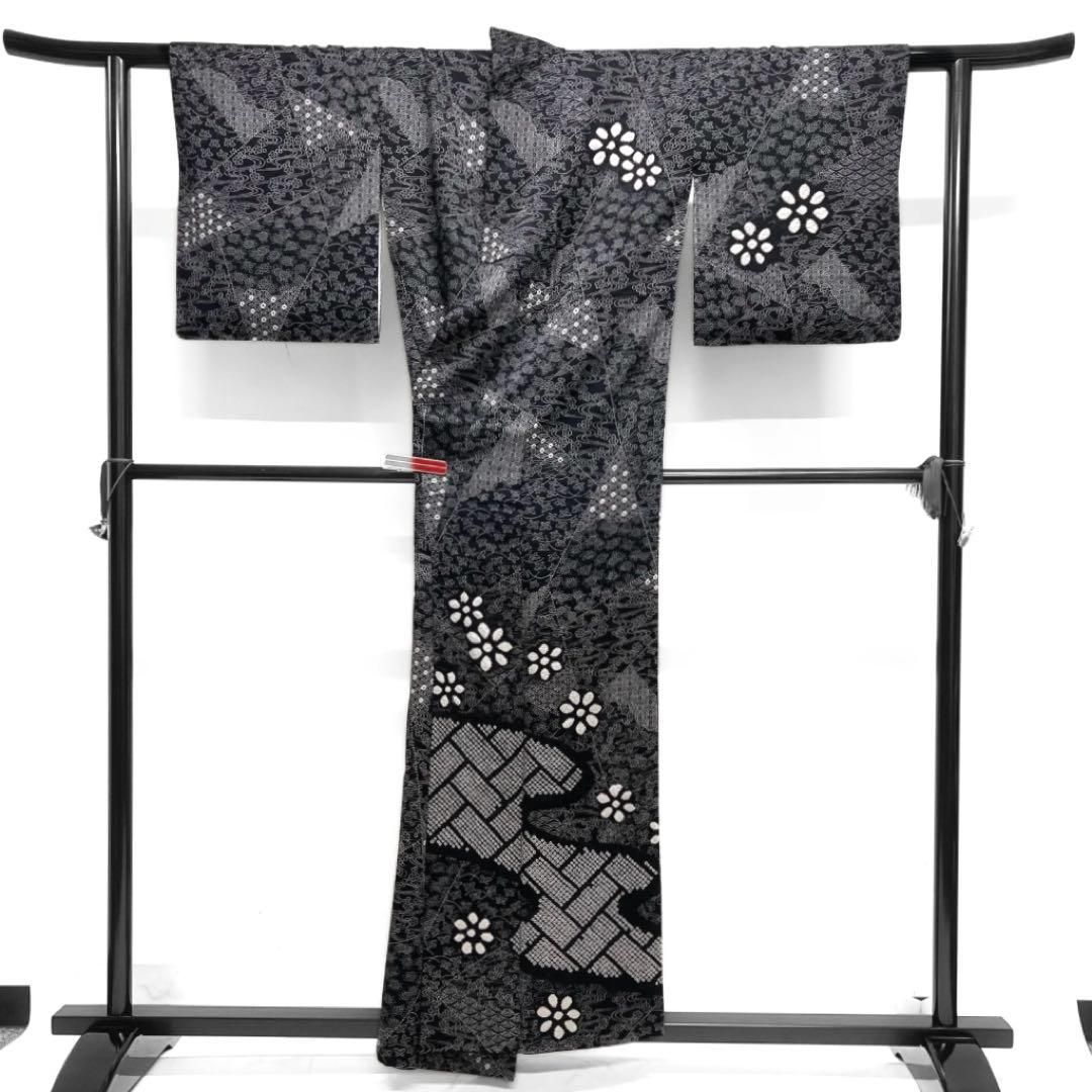 付け下げ　絞り　檜垣　花　裂取り　モノトーン　黒地　着物　021a d 付け下げ 絞り 檜垣 花 裂取り モノトーン 黒地 着物 021a d