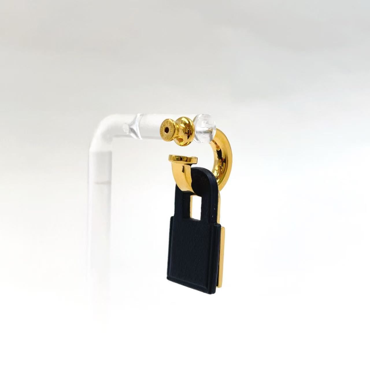 レザー×メタル ゴールド×ブラック