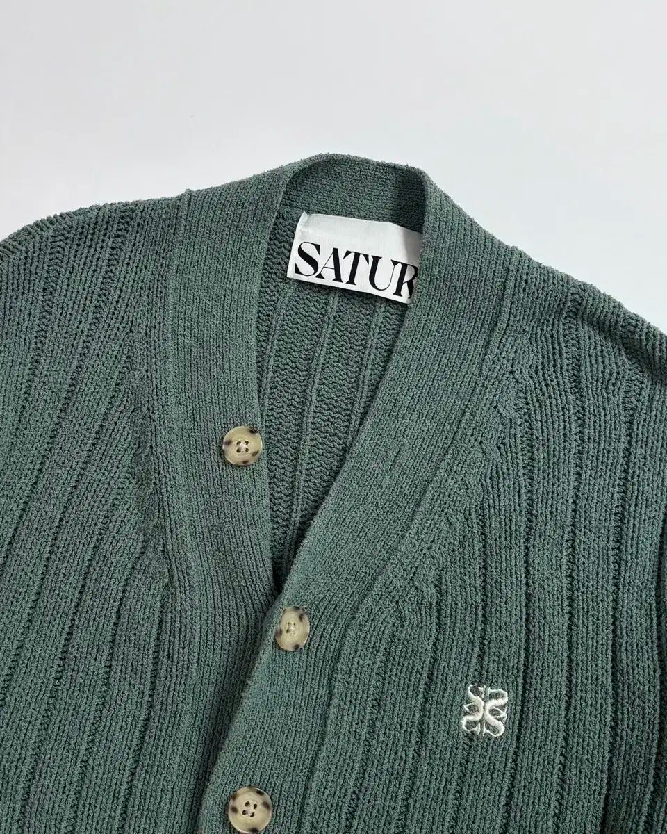 Satur 新ター グリーン スリット Vネック カーディガン