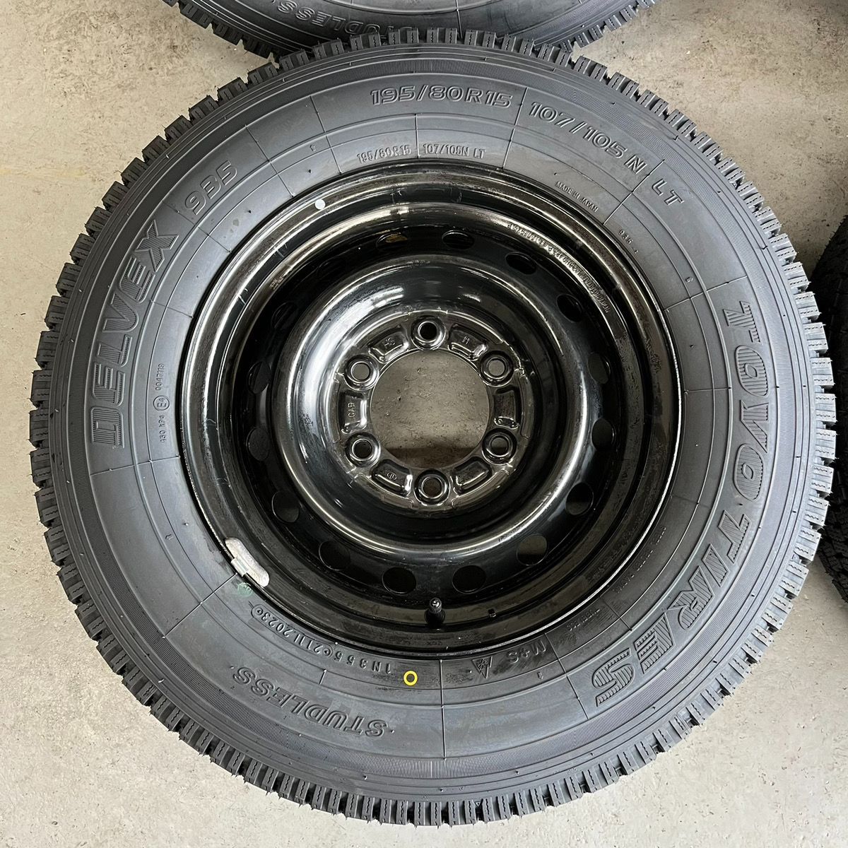 国内正規品】新品タイヤ 195/80R15 107/105N TOYO トーヨー DELVEX 935