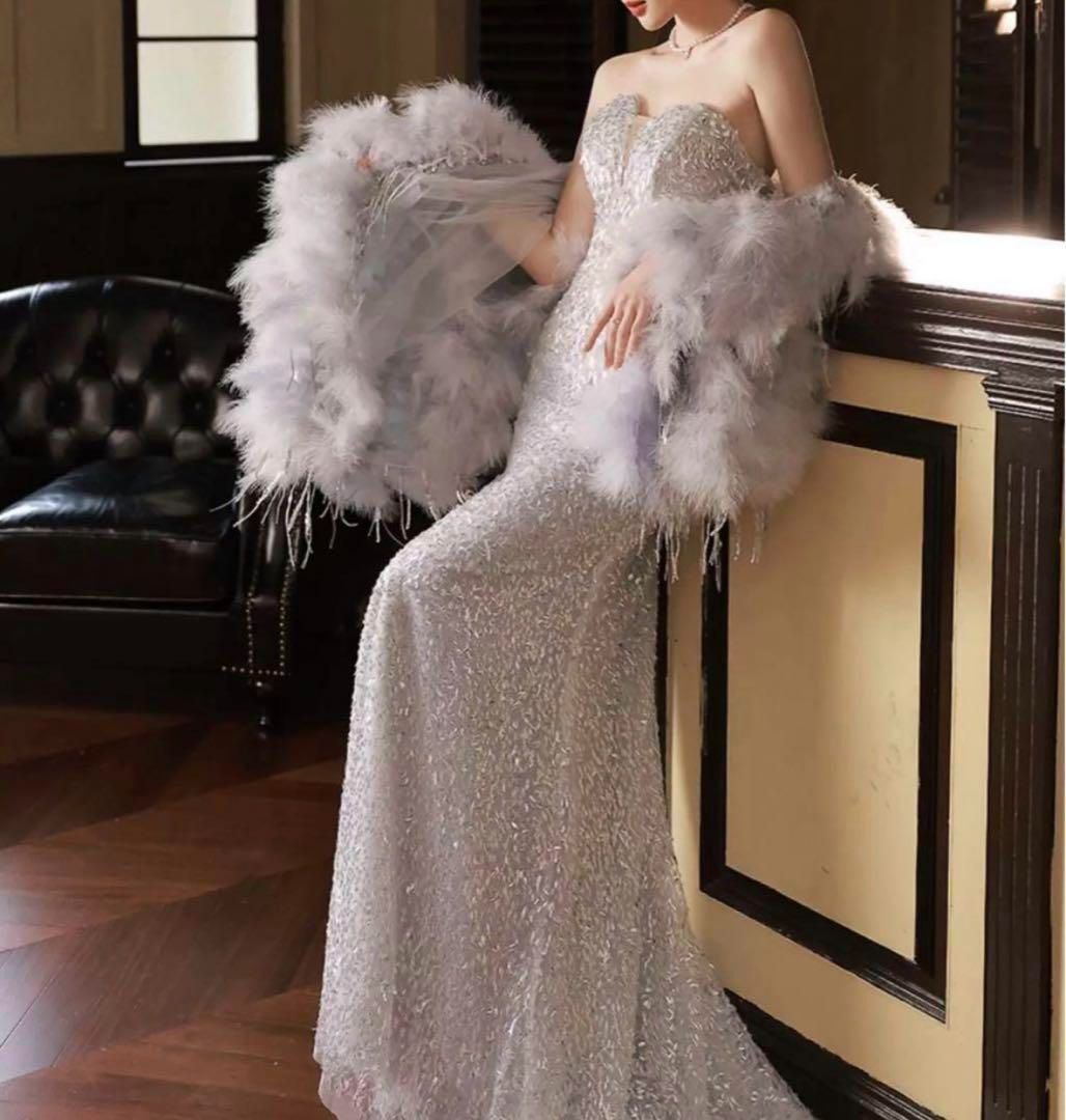 ビジューが煌びやかなフェザーのショール付き ベアロングドレス ビジューが煌びやかなフェザーのショール付き ベアロングドレス