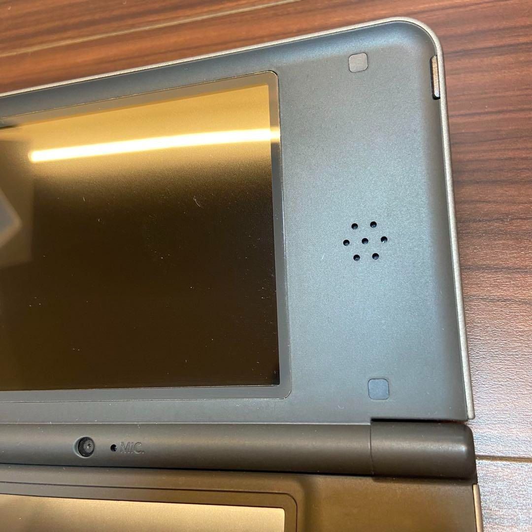 ダークブラウン