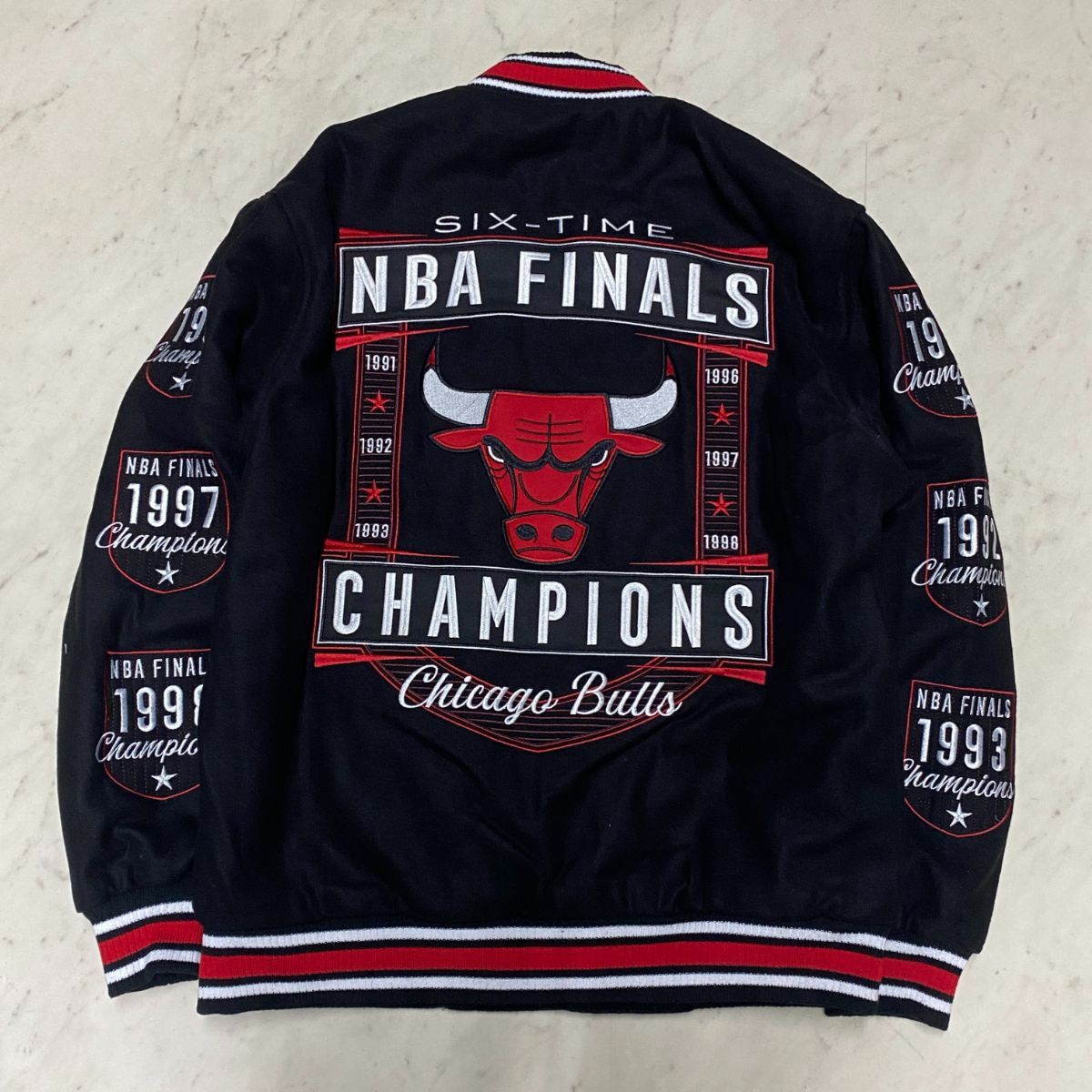 海外限定 NBA JHデザイン CHI Bulls シカゴ ブルズ ファイナルチャンピオン リバーシブル スタジャン - メルカリ