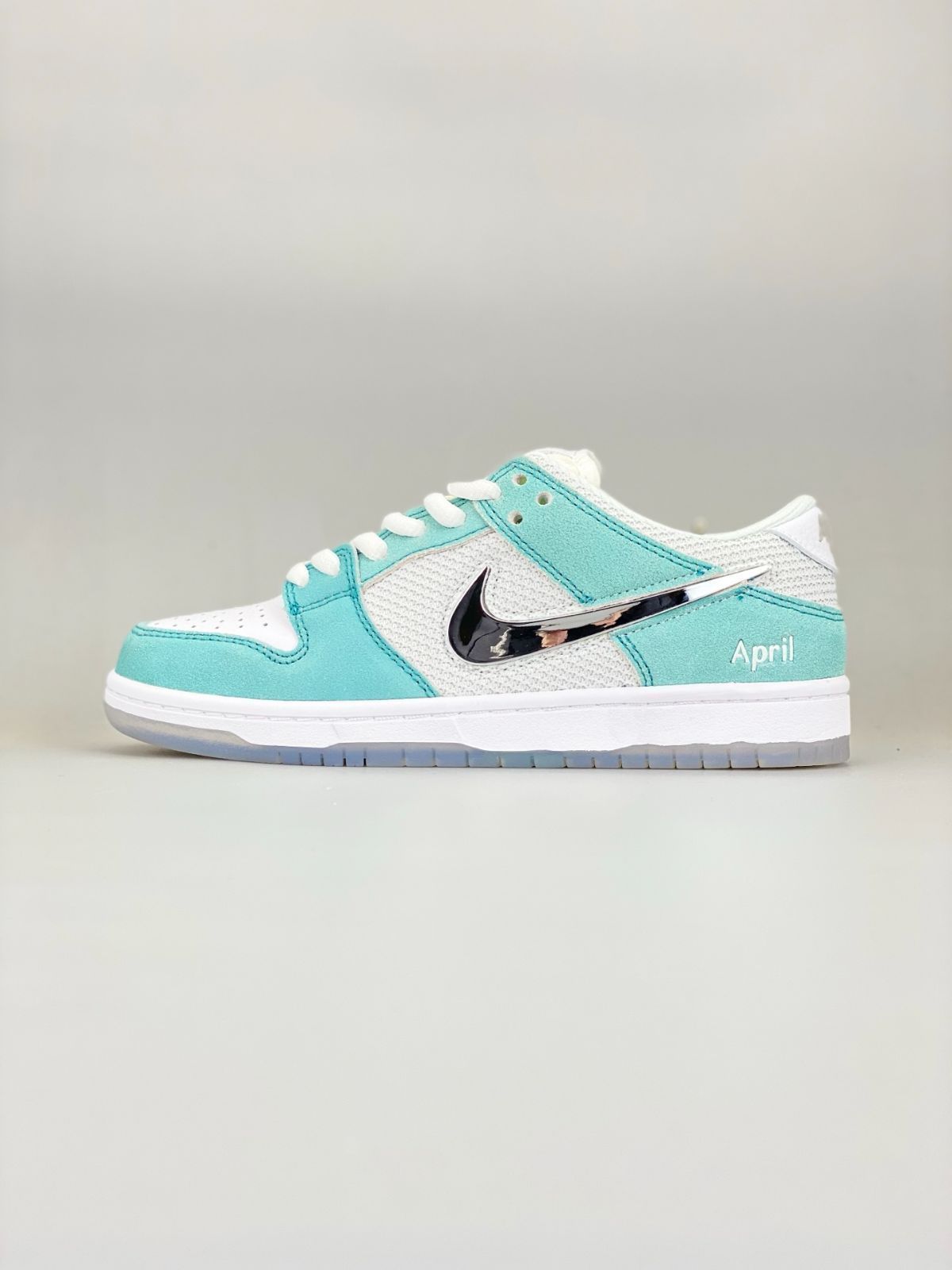 エイプリルスケートボード×ナイキSBダンクロー プロQSホワイトアンドマルチカラ APRIL SKATEBOARDS × Nike SB Dunk Low Pro QS 