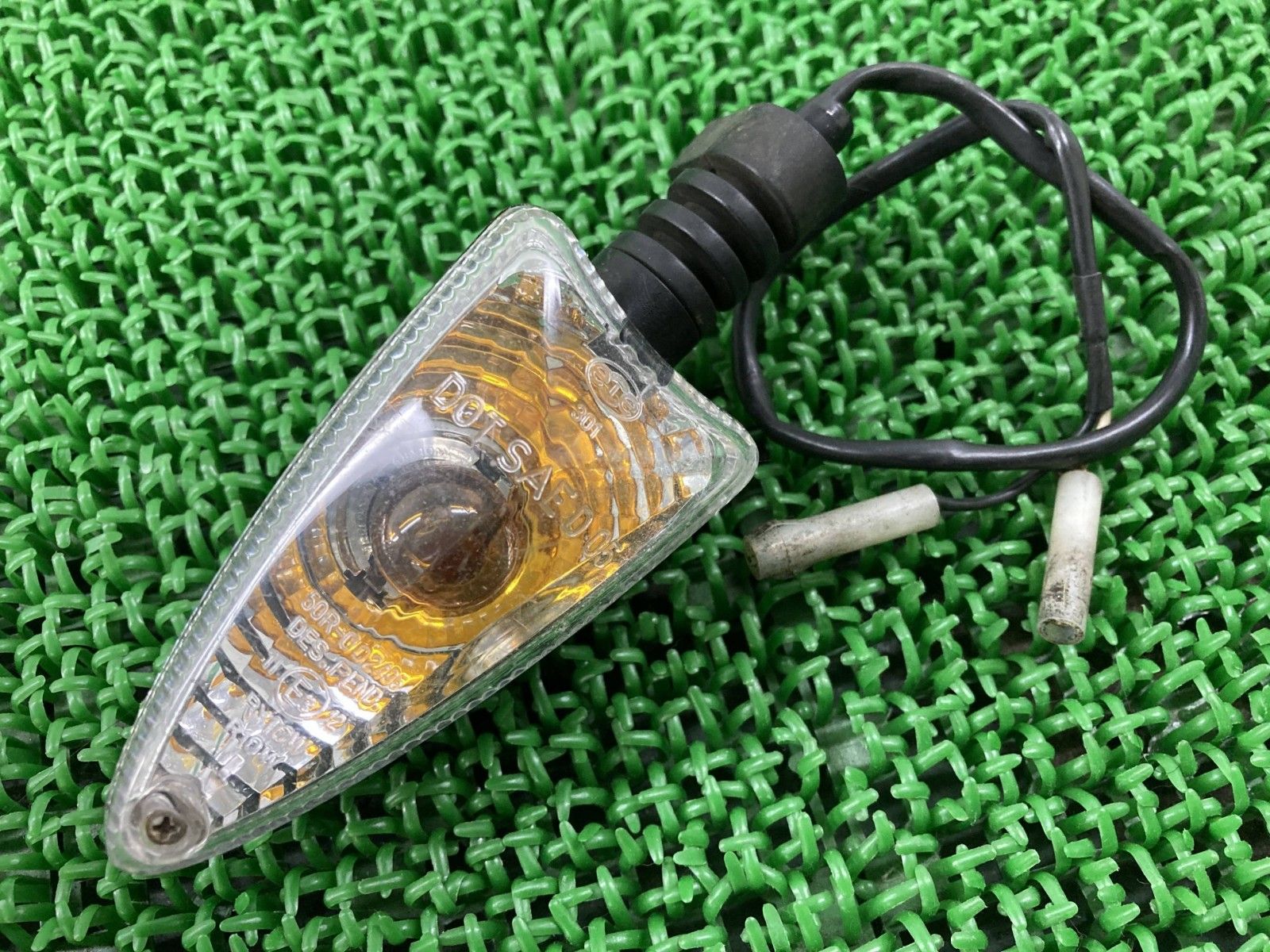 デイトナ675 フロントウインカー 右 002495 トライアンフ TRIUMPH 純正 トライアンフ ストリートトリプル 割れ欠け無し hG