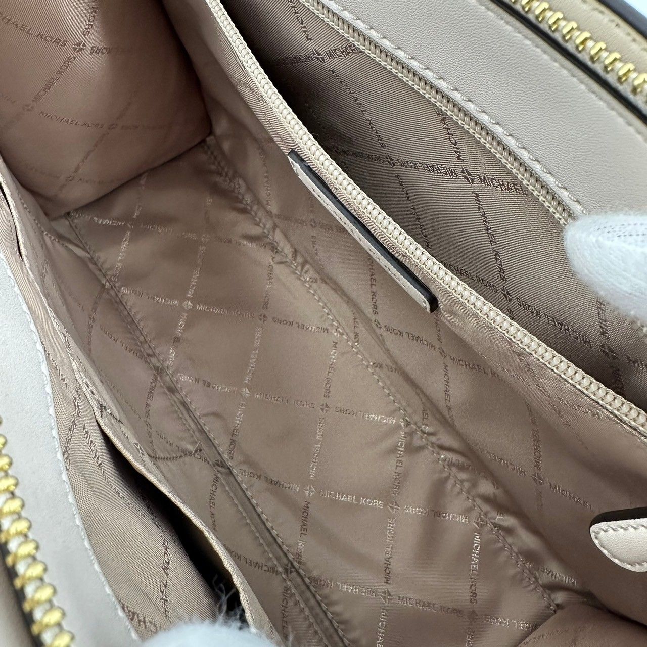 MICHAEL KORS SHEILA サッチェル ライトクリーム MICHAEL KORS 