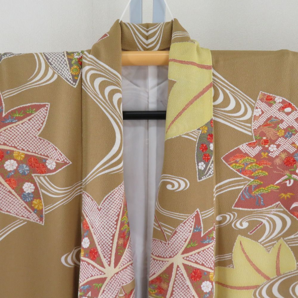 小紋 辛子色ｘ多色 縮緬 流水に紅葉や小花など 正絹 バチ衿 仕立て上がり着物 身丈165cm 【キモノオフ野々市若松店】 メルカリ