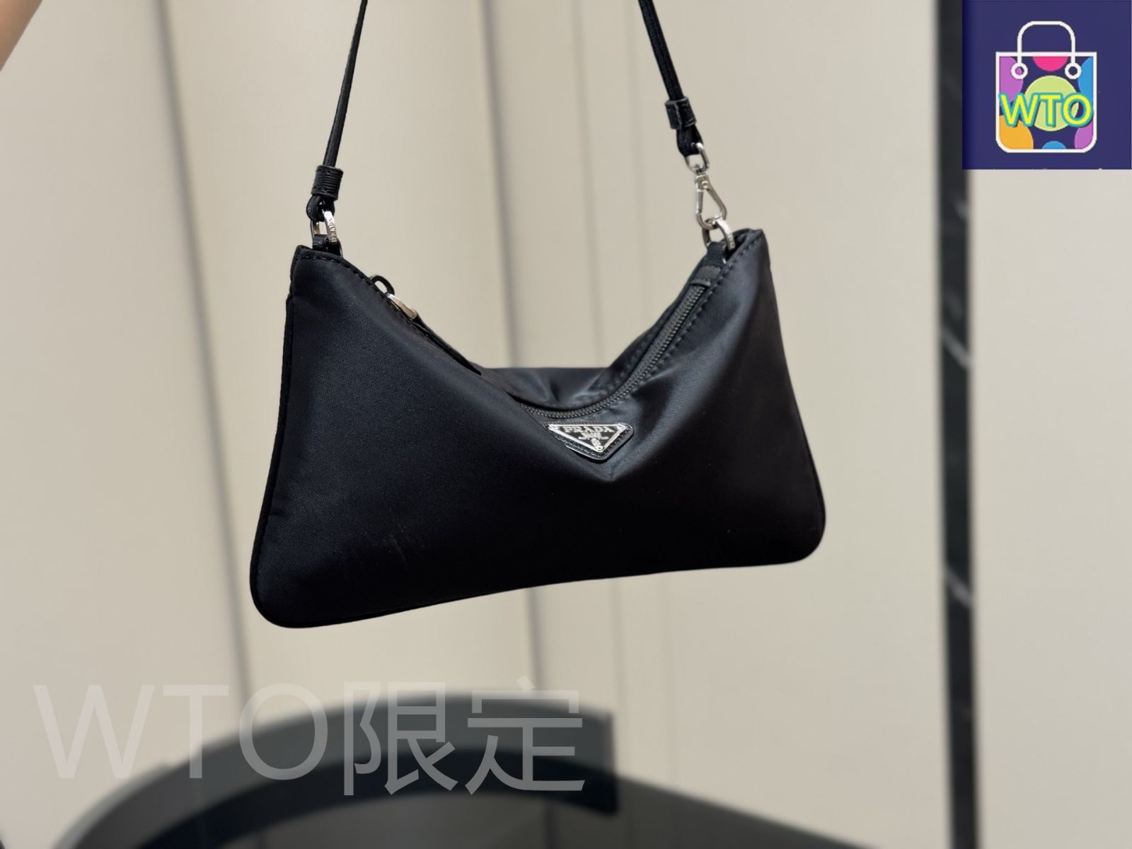 お値下げ⭐︎PRADA定番⭐︎ブラック　ナイロン シュシュ PRADA - お値下げ♥️新品PRADA Re-Nylon シュシュ ブラックの