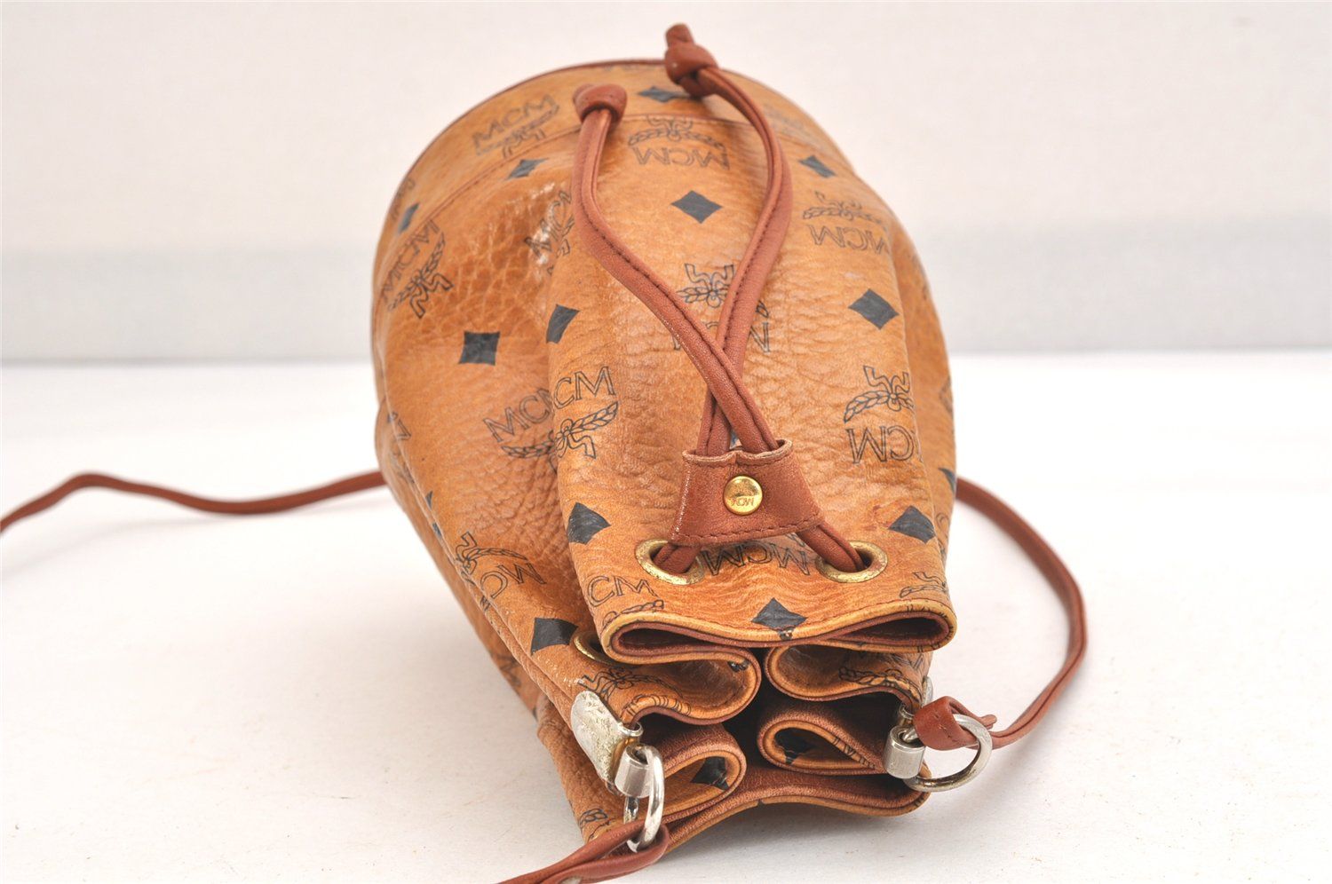 ショルダー巾着型バッグ