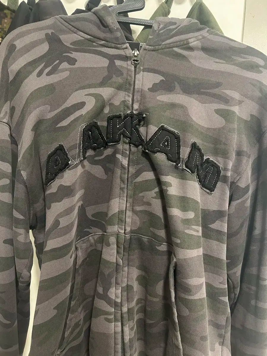 2 サイズ アーカム カモフラージュ ジップアップパーカー フード付き 黒