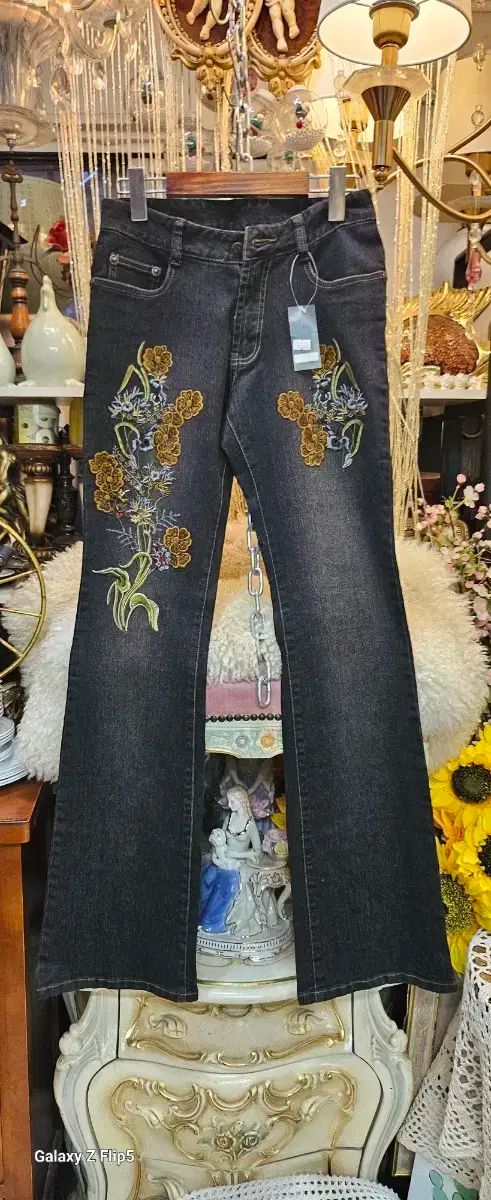 ヴィンテージ フラワー 刺繡 デニム 新品のパンツ