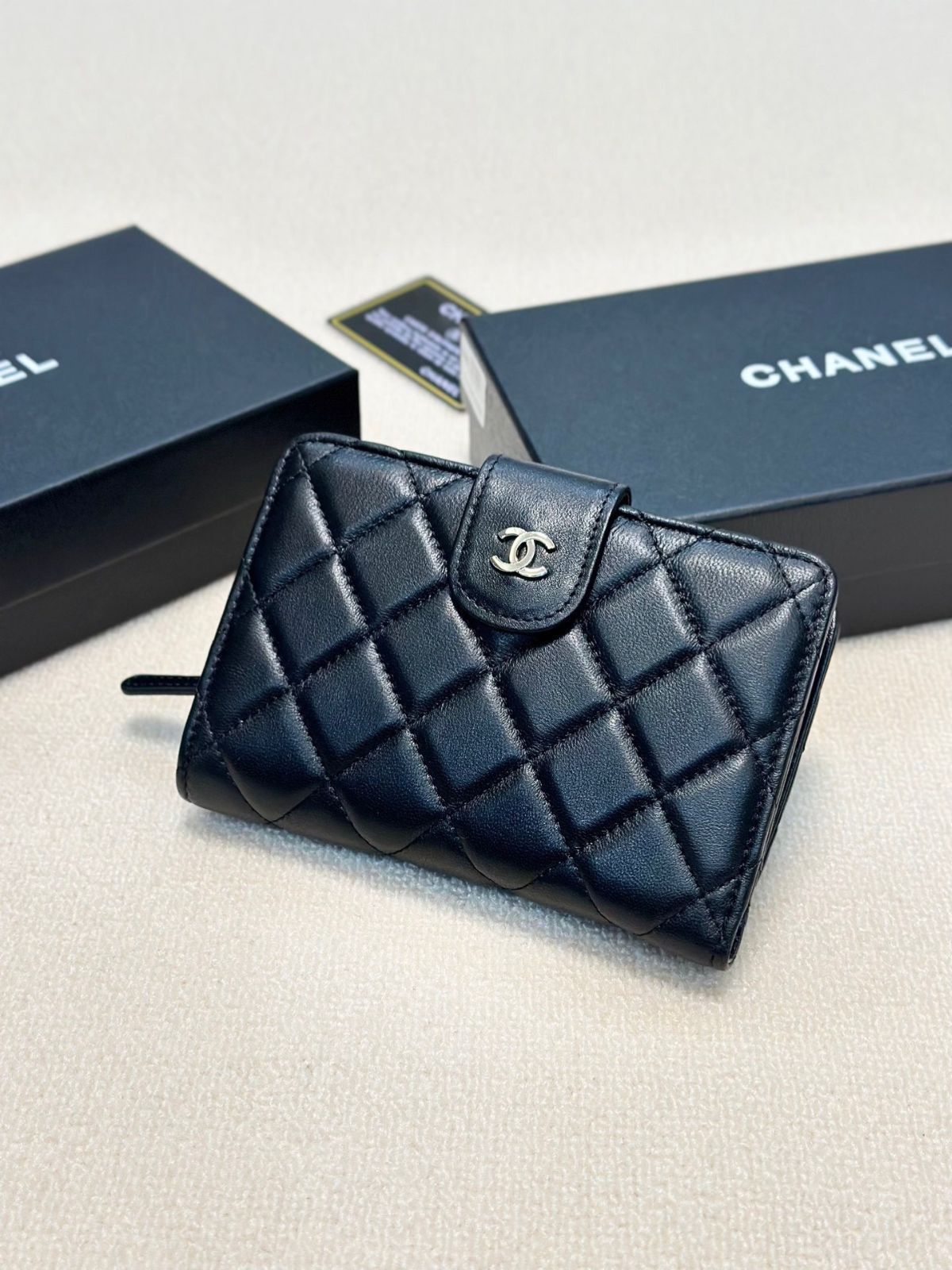 希少CHANEL ノベルティ海外限定のブラック バレッタ文字ゴールド 本日特価] シャネル レディース ウォレット 2つ折り ブラック