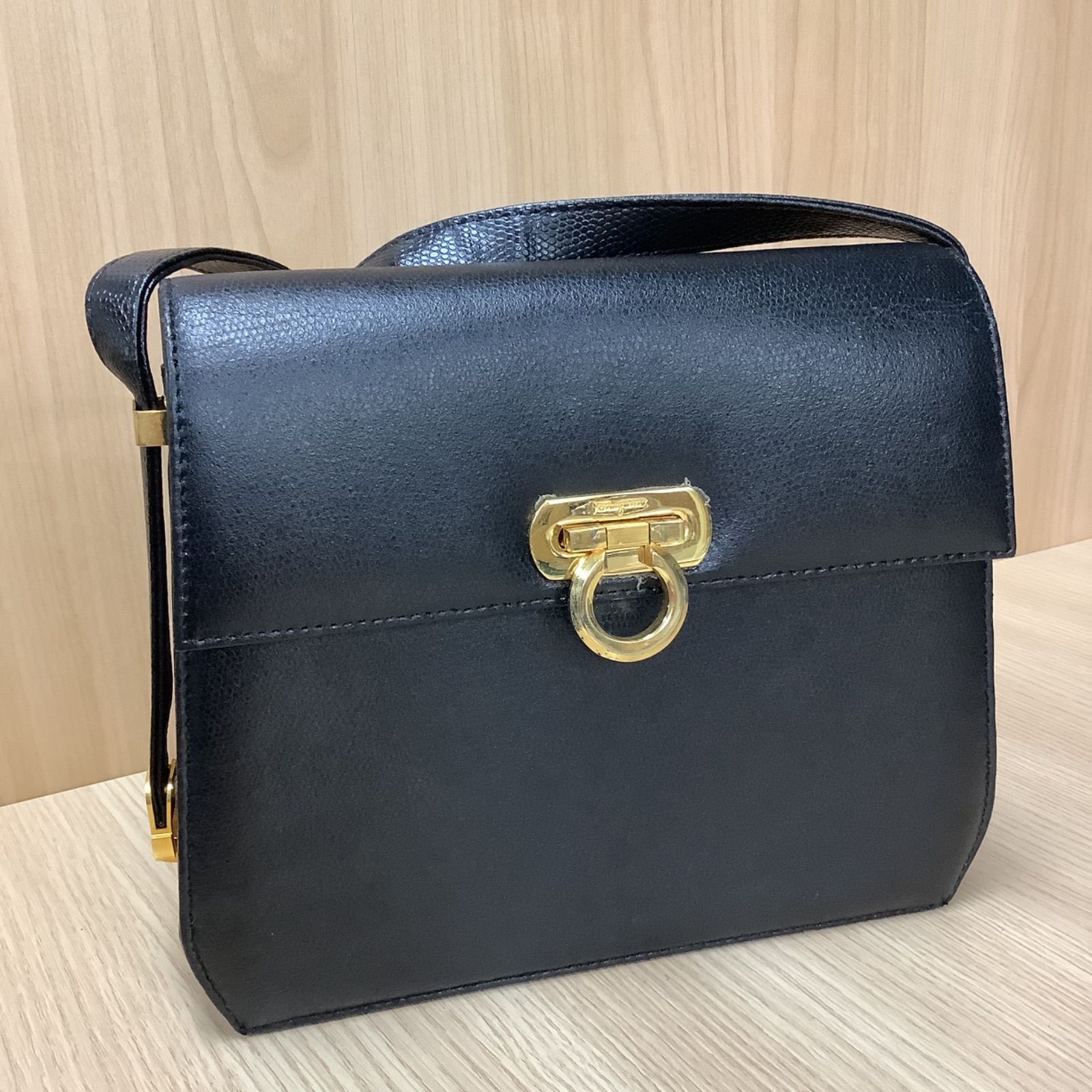 Salvatore Ferragamo サルヴァトーレフェラガモ ガンチーニショルダー 