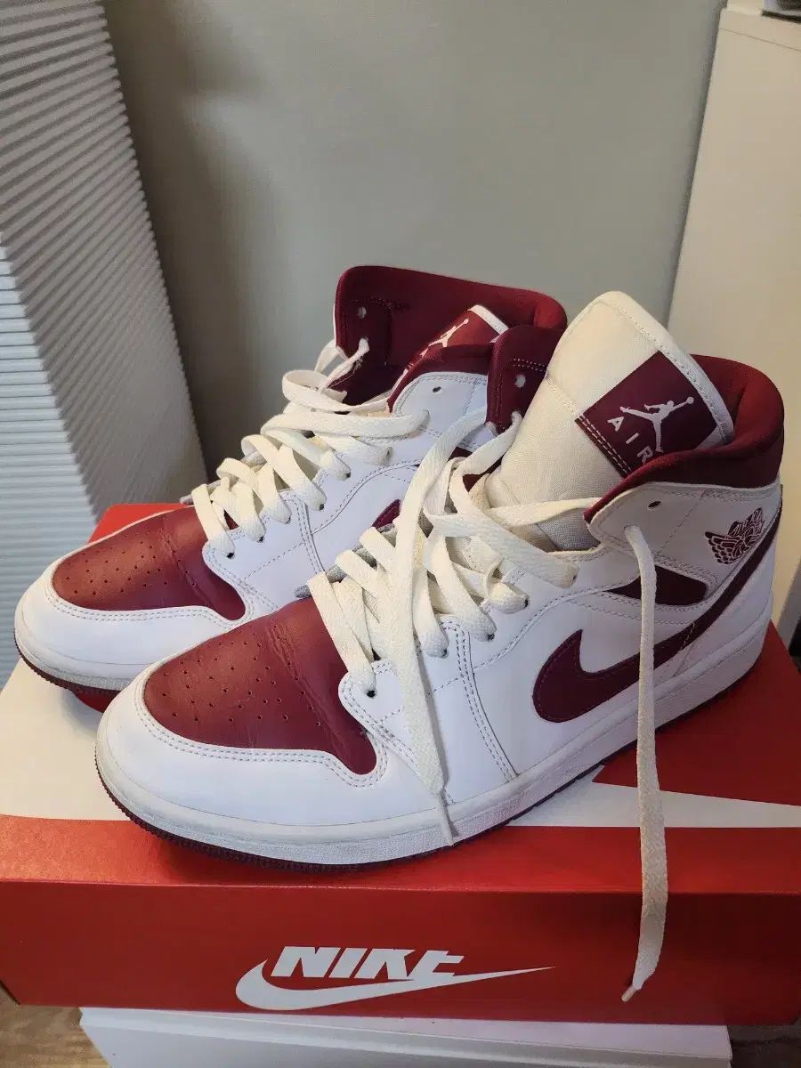 NIKE(ナイキ) ジョーダン 1 ミッド チャンピオンシップ レッド 280 サイズ 出品