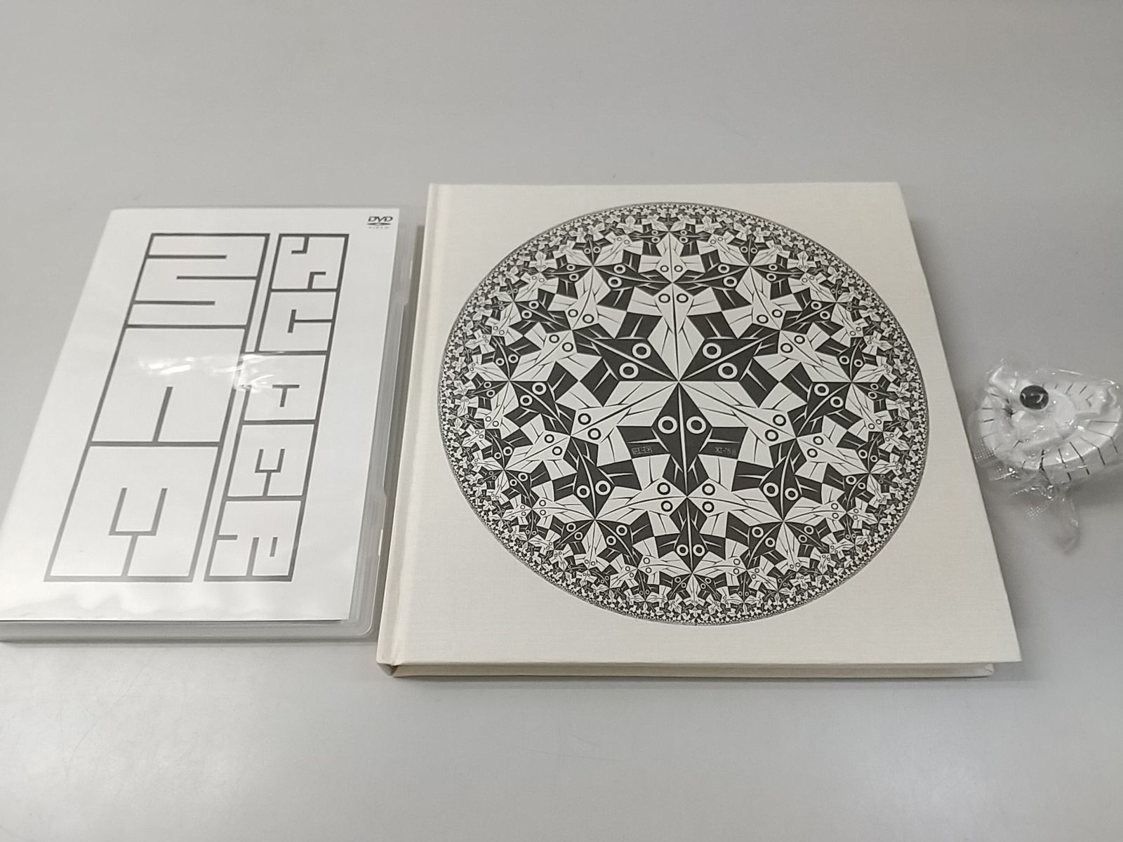 エッシャー 限定BOX【新品未開封】Escher 簡単に手に入らない希少 スーパーエッシャー展 限定スーパーBOX Maurits Escher - メルカリ