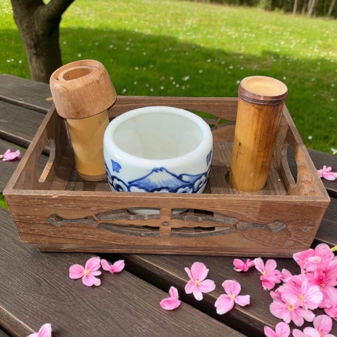 粉彩草蝶々紋筆筒 古美術 古道具 アンティーク 古い 莨盆 染付 富士文 煙草盆 有田焼 古伊万里 古道具