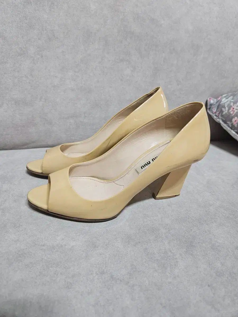 ミュウミュウ サンダル シューズ 靴 レディース ♯36ハーフ チャンキーヒール クロスデザイン ベージュ ブラウン ゴールド 中古 お買い物マラソン28％OFFクーポンミュウミュウ MIUMIU