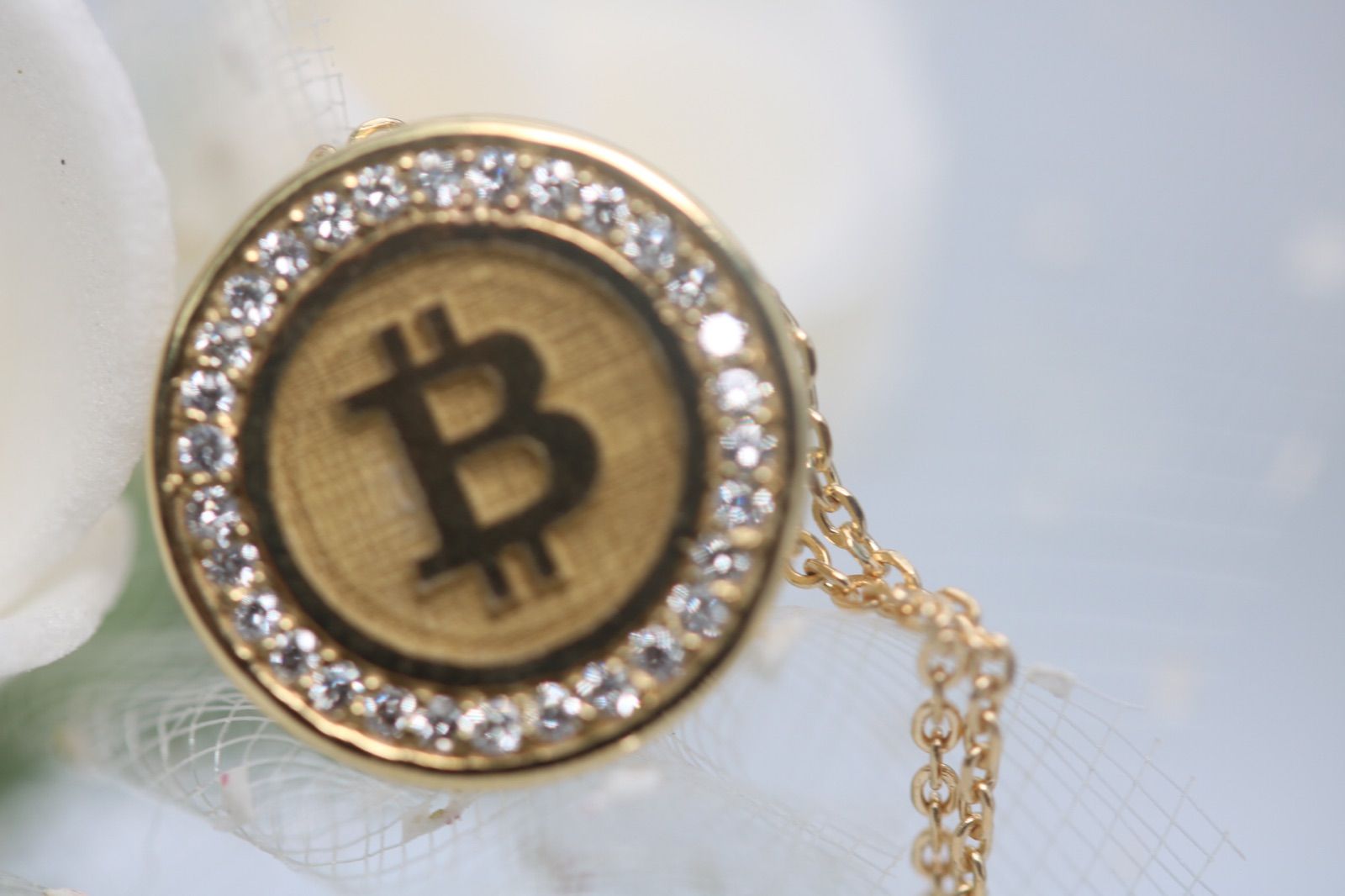 k18 ビットコインネックレス ダイヤモンド付き - メルカリ