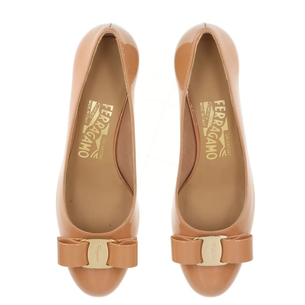 極美品 サルヴァトーレフェラガモ ヴァラリボン パテント ベージュ