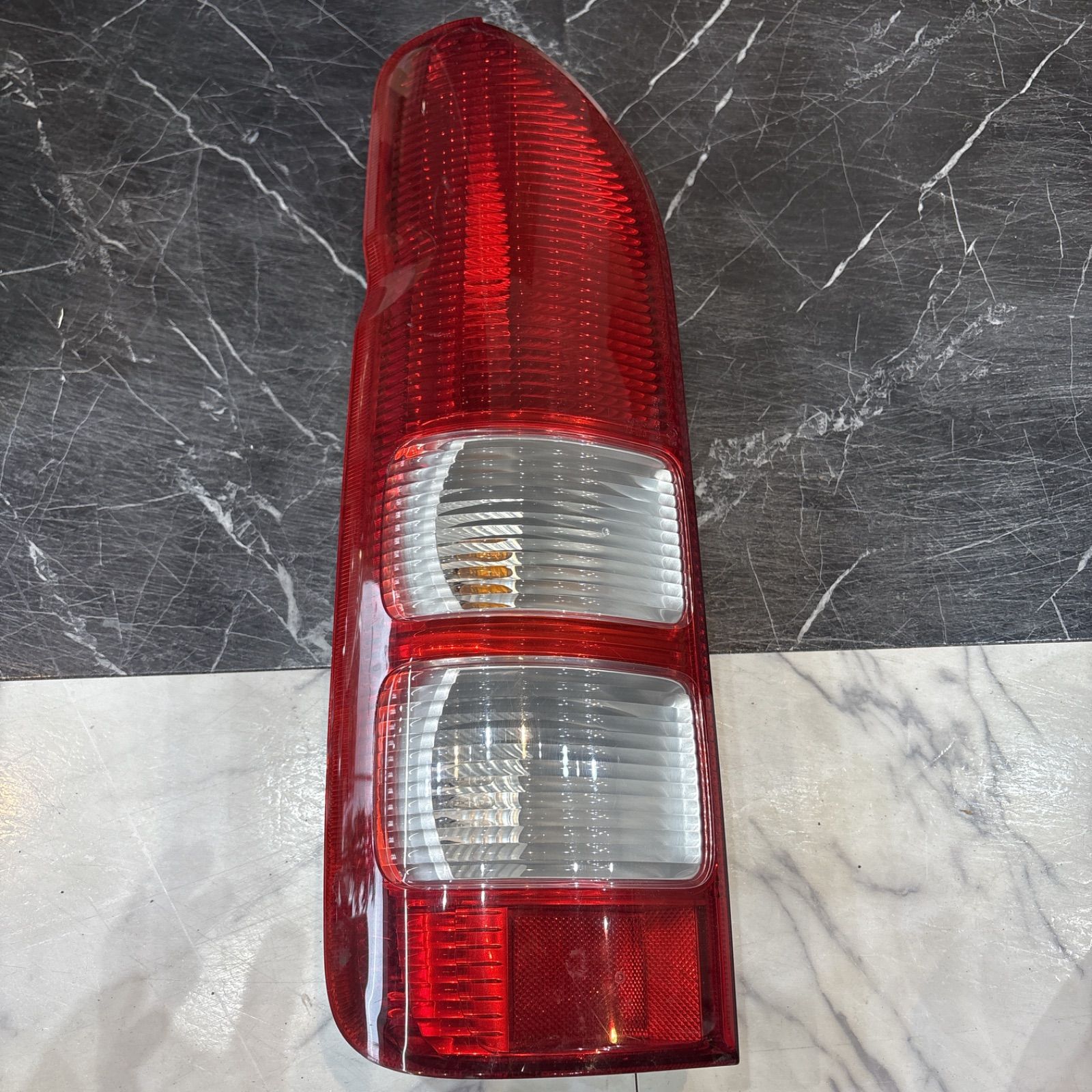 200系ハイエース 純正テールランプ トヨタ TOYOTA 200系ハイエース