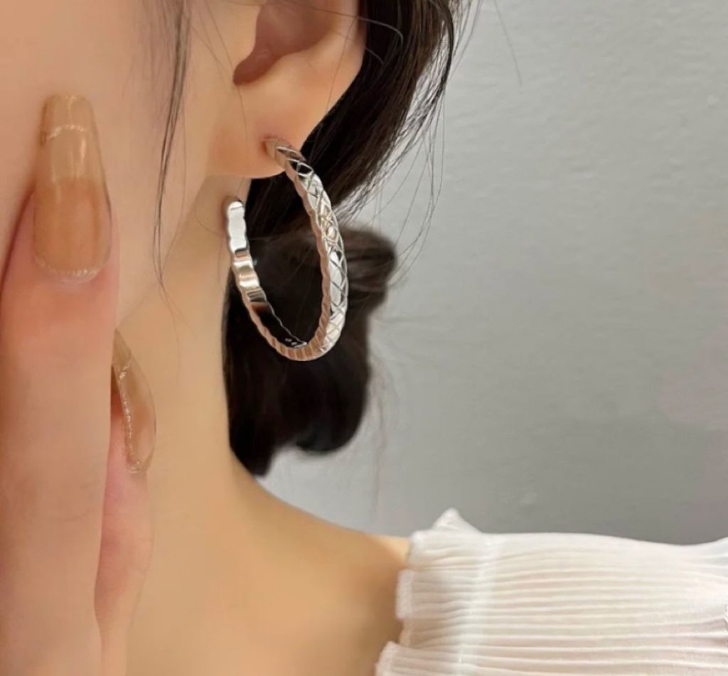 【シャネル】イヤリング ラージサイズ 個性派デザイン☆ 今日特価】V 金素材 CHANEL シャネル CNC 精密彫刻 ラージサイズ