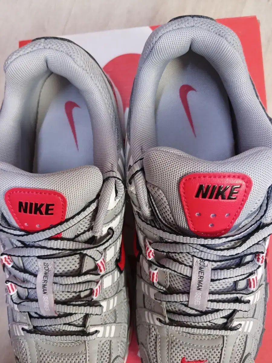 NIKE
