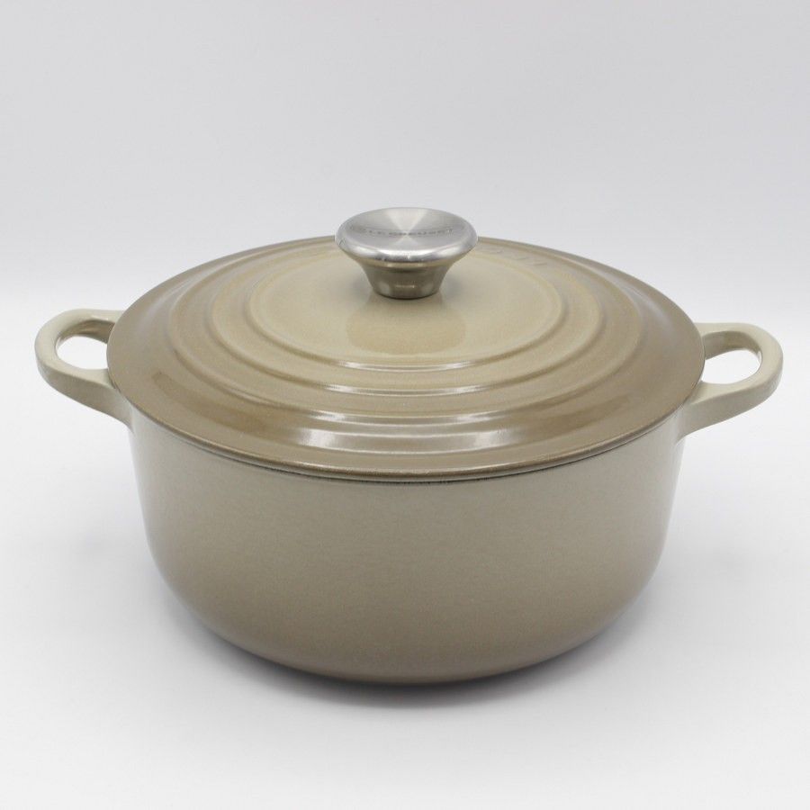 LE CREUSET - 【未使用】ルクルーゼ ココットロンド 22㎝ 廃盤色 デューン 希少 レアカラーの通販 by Miko * R.Chami  * Handcrafted SHOP〜手作り雑貨〜｜ルクルーゼならラクマ