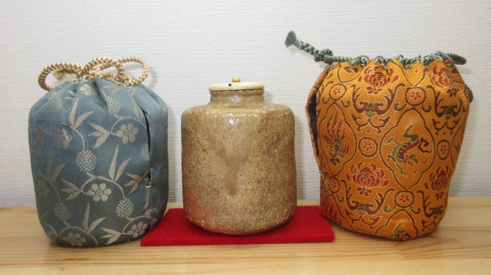 送料込【逢絢亭】茶道具 茶入 信楽焼 仕覆２点付 古来窯 上田直方 共箱入り 逢絢亭】茶道具 茶入 信楽焼 仕覆2点付 古来窯 上田直方 共