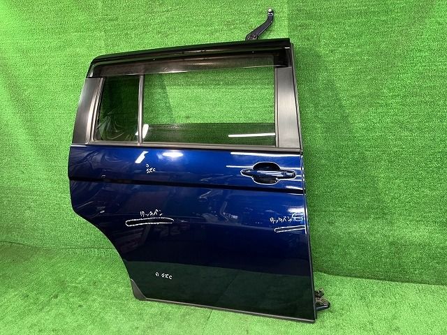 アイシス ANM15W 右リアドア プラタナ 4WD ニホンイタ M31Q8 67003  