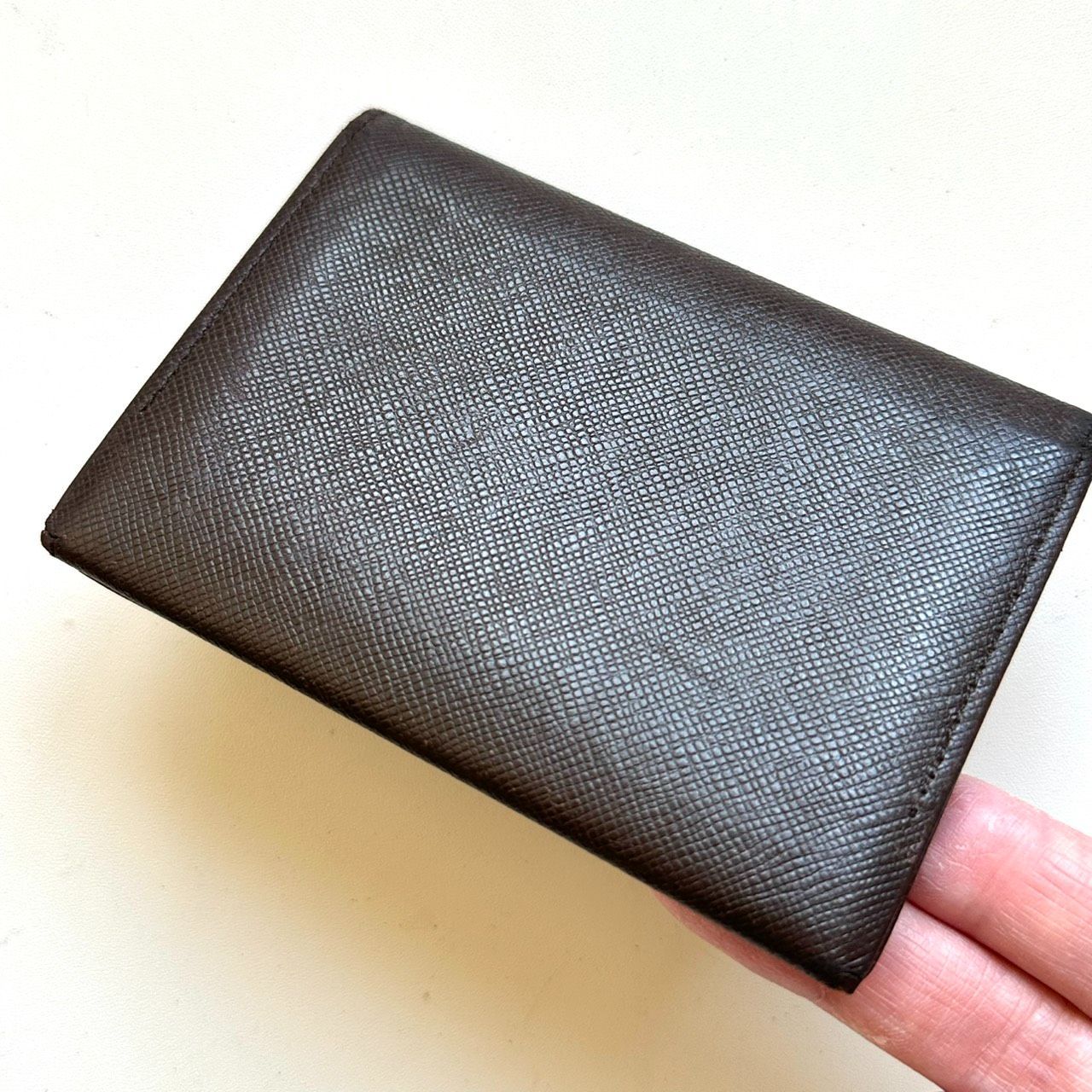 ダークブラウン