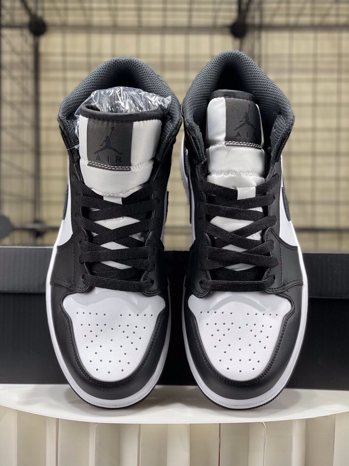 AIR JORDAN 1 MID ジョーダン　箱付きほぼ未使用 お値下げしました??即購入?? Nike Air Jordan 1 Mid 箱付 男女