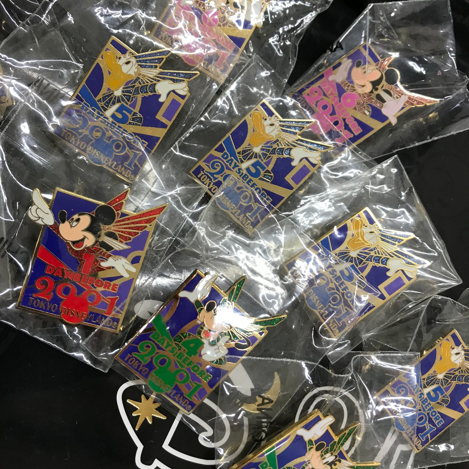 東京ディズニーランド 2001年 カウントダウン ピンバッジ セット レア】東京ディズニーランド 2001年ピンバッジ 16点 - メルカリ