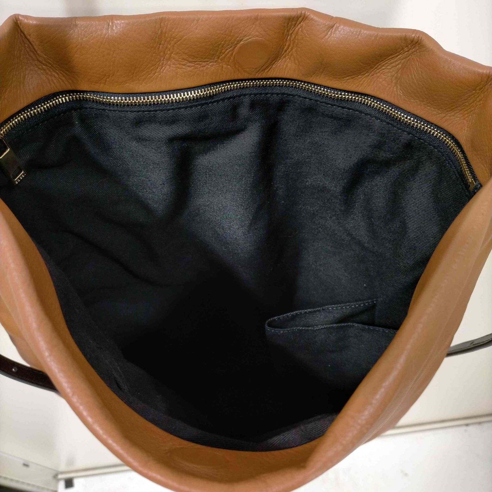 Sacai(サカイ) Padded One Handle Bag レディース サカイが新作「Padded」シリーズを発売、カウハイドを使用したバッグと
