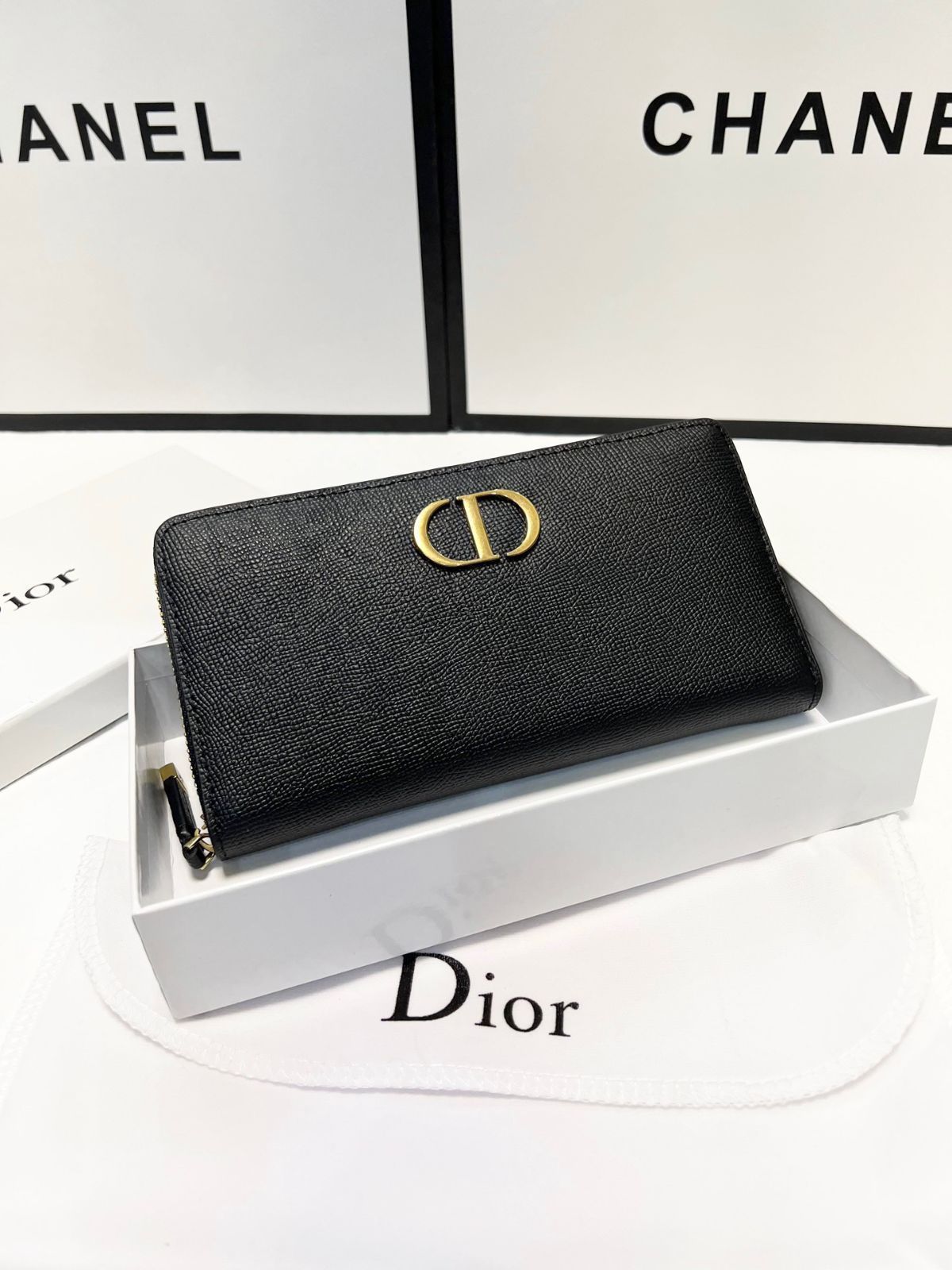 【格安・新品】総額15,000円以上★Dior★まとめ売り！おまけ付き 今日特価】DIOR 人気爆発のモノジップクラッチ！送料無料で今の