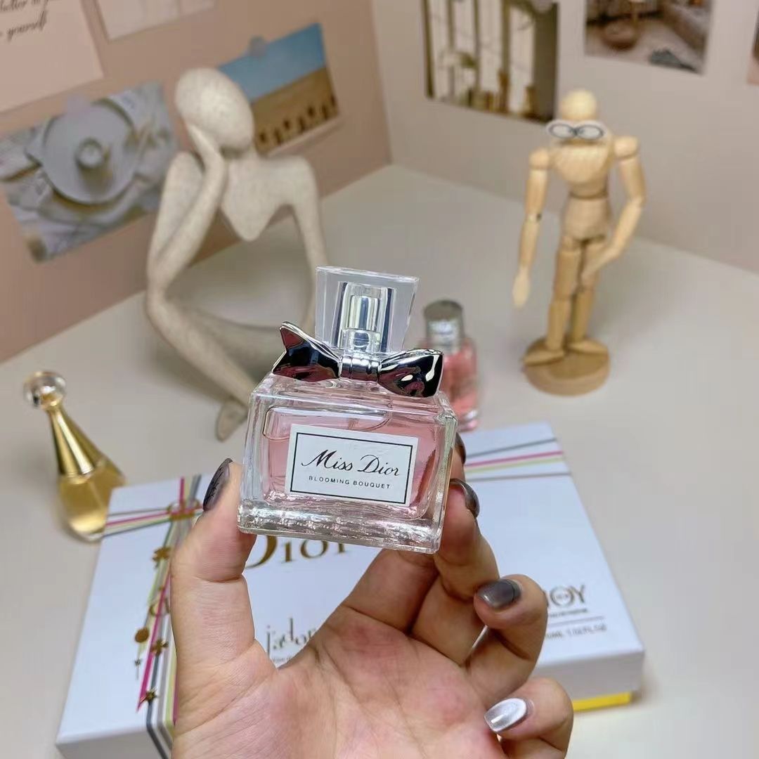 ディオールオードビィサンプル ディオールの香水サンプルセット 4 ピース EDT,30ml，4本
