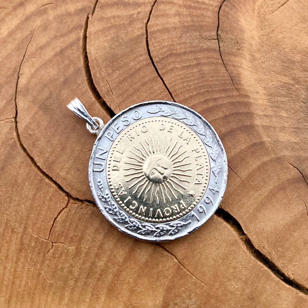 流通品×50枚 アルゼンチン 1ペソ 5月の太陽 バイメタル 1ペソ バイメタル アルゼンチン コイン ペンダント - メルカリ
