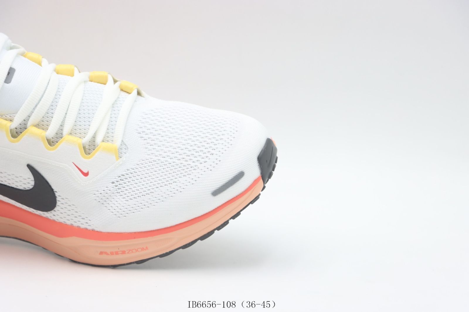 Nike ランニングシューズ ホワイト/オレンジ　サイズ26センチ Nike ランニングシューズ ホワイト/オレンジ サイズ26センチ